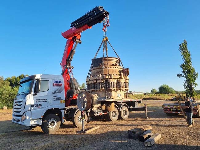 Traslado de carga pesada grúa pluma